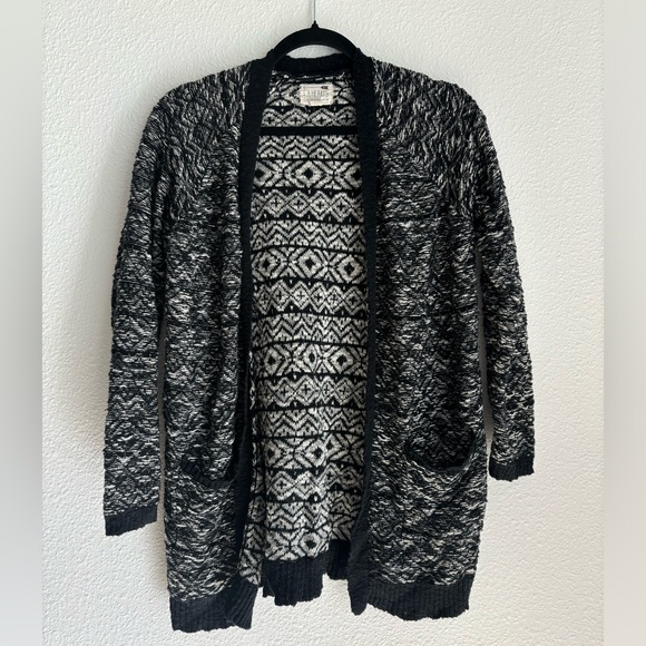 Women’s Long Sleeved Open Front Knit Cardigan - Picture 7 of 9